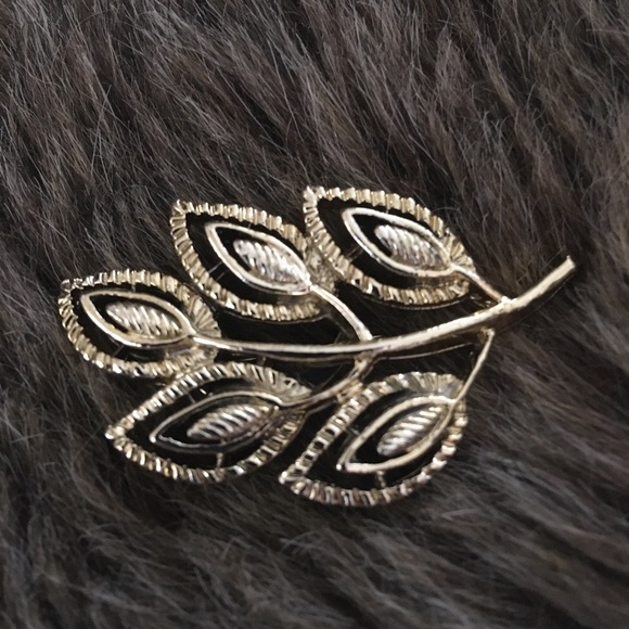 Vintage 70s Gerry’s gold tone leaf design brooch - Picture 1 of 7